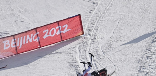 Orlando Pérez de Puerto Rico se cae mientras compite en la competencia de esquí para alpino de slalom gigante sentado en el Centro Nacional de Esquí Alpino de Yanqing en Yanqing durante los Juegos Paralímpicos de Invierno de Beijing 2022 el 10 de marzo de 2022.
WANG Zhao / AFP