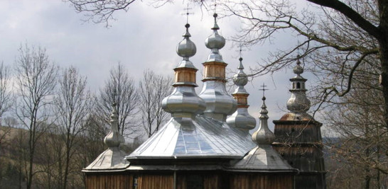 Las 'tserkvas' se construyen sobre una planta tripartita coronada por cúpulas cuadrilaterales u octogonales abiertas. NATIONAL HERITAGE BOARD OF POLAND