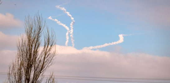 Una imagen muestra misiles antiaéreos en el cielo a pocos kilómetros de Kiev el 14 de marzo de 2022, en la tercera semana de la invasión rusa de Ucrania.
FADEL SENNA / AFP