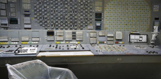 El sillón de un operador cubierto con plástico se sienta en una sala de control vacía del tercer reactor en la planta nuclear de Chernobyl, en Chernobyl, Ucrania, el 20 de abril de 2018. El ataque de Rusia a una planta de energía nuclear en Ucrania ha reavivado los temores de la gente de toda Europa que recuerdan el desastre de Chernóbil de 1986. (Foto AP/Efrem Lukatsky, archivo)
