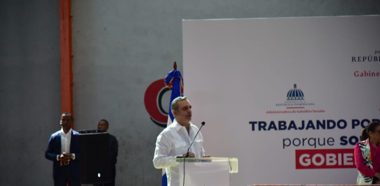 El presidente Luis Abinder durante su alocución en la segunda jornada de entrega de tarjetas del programa Supérate. Foto: Jorge Martínez/LD.