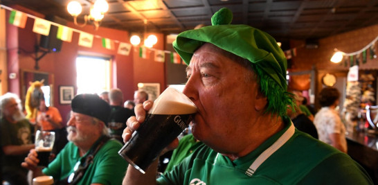 Un hombre disfruta de una pinta de Guinness en el bar The Last Jar durante las celebraciones del Día de San Patricio en Melbourne el 17 de marzo de 2022.
Guillermo OESTE / AFP