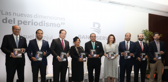 El director del LISTÍN DIARIO, Miguel Franjul, junto a parte de los invitados especiales que asistieron a la puesta en circulación del libro. JORGE CRUZ/LISTÍN DIARIO.