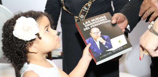 Franjul entrega el libro a una de sus nietas.