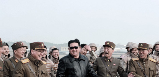 Esta fotografía tomada el 24 de marzo de 2022 y publicada por la Agencia Central de Noticias de Corea del Norte (KCNA) el 25 de marzo de 2022 muestra al líder norcoreano Kim Jong Un (centro) caminando con personal militar norcoreano durante la operación de lanzamiento de prueba de qué estado los medios informan de un nuevo tipo de misil balístico intercontinental (ICBM), el Hwasongpho-17 de las fuerzas estratégicas de Corea del Norte en un lugar no revelado en Corea del Norte. STR / AFP / KCNA VÍA KNS