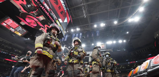 El juego de baloncesto de la NBA se suspende entre los Toronto Raptors y los Indiana Pacers mientras los bomberos trabajan para evacuar el edificio durante la primera mitad del sábado 26 de marzo de 2022 en Toronto. (Frank Gunn/The Canadian Press vía AP)