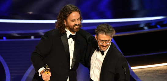 El director y animador español Alberto Mielgo (derecha) y el productor español Leo Sánchez (izquierda) aceptan el premio al Mejor Cortometraje de Animación por "El limpiaparabrisas" en el escenario durante la 94 entrega de los Oscar en el Dolby Theatre de Hollywood, California, el 27 de marzo de 2022.
Robyn Beck / AFP