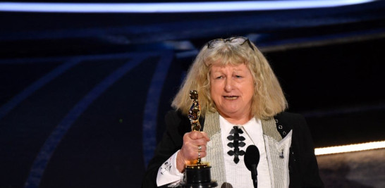 La diseñadora de vestuario británica Jenny Beavan (L) acepta el premio al Mejor Diseño de Vestuario por "Cruella" en el escenario durante la 94 entrega de los Oscar en el Dolby Theatre de Hollywood, California, el 27 de marzo de 2022. Robyn Beck / AFP