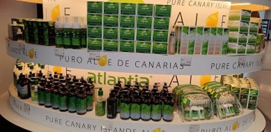 Productos de cosmética elaborados con aloe vera de Canarias, en el escaparate de una tienda. Foto: Paloma Puente