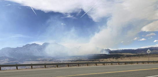 El humo sale de un incendio forestal el sábado 26 de marzo de 2022 en Marshall, Colorado, a unas pocas millas al sur de Boulder, Colorado. Se ordenó la evacuación de unos 1200 residentes de Colorado debido a un incendio forestal de rápido movimiento cerca del sitio de un incendio destructivo de 2021. La policía de Boulder dijo el sábado. (Foto AP/Dave Zelio)