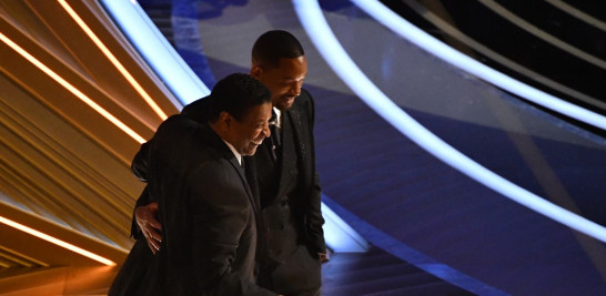 Los actores Denzel Washington y Will Smith durante la premiación. AFP.