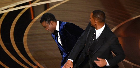 Will Smith abofetea a Chris Rock en el escenario durante la 94 edición de los Oscar. Foto: Robyn Beck/AFP.