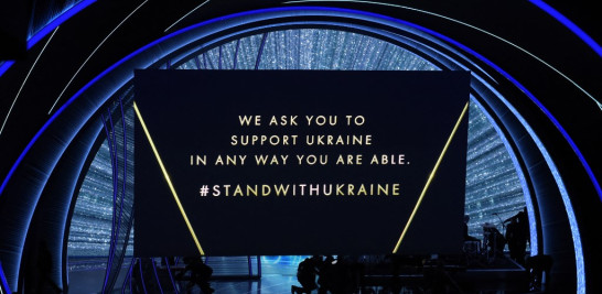 Un mensaje de apoyo a Ucrania se muestra en una pantalla en el escenario durante la 94 edición de los Oscar. Foto: Robyn Beck/AFP.