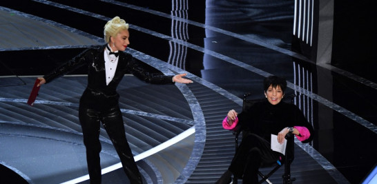 Lady Gaga y la actriz estadounidense Liza Minnelli anuncian el premio a la mejor película en el escenario durante la 94 edición de los Oscar. Foto: Robyn Beck/AFP.