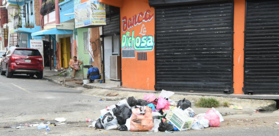 Magalys Concepción critica que en los frentes de algunas casas acumulan basura y han tenido problemas serios entre los vecinos por esa mala práctica. RAÚL ASENCIO/LISTÍN