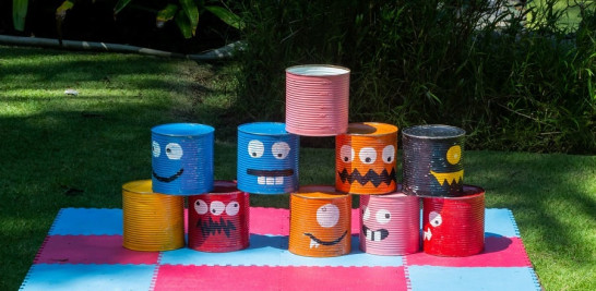 Para jugar en el patio. Niños y grandes disfrutarán tirarles pelotas a estos bolos de lata en una fiesta en un parque o jardín. Ideales para un cumpleaños al aire libre.