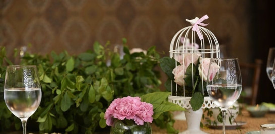 El concepto de la decoración de la mesa de té estuvo a cargo de Isidro Nolasco. Las flores fueron elegidas en color rosa sutil y blanco para simbolizar la delicadeza de la personalidad de doña Margarita Copello de Rodríguez.