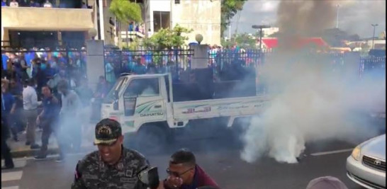 Autoridades dispersan a bombazos a miembros de ADP que protestaban frente a la Oficina Regional de Santiago