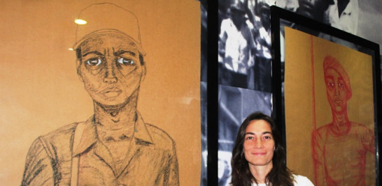 La artista María Batlle, posa junto a una de sus creaciones.