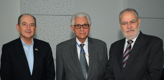 El embajador de Israel Danny Biran, Roberto Saladin y Miguel Ceara Hatton.