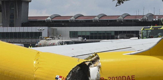 Un avión de carga que se desprendió yace roto en la pista del Aeropuerto Internacional Juan Santamaría en Alajuela, Costa Rica, el jueves 7 de abril de 2022. Según el departamento de bomberos, tanto el piloto como el copiloto se reportan en buen estado de salud. y accidente provocó el cierre total de la terminal aérea. (Foto AP/Carlos González)