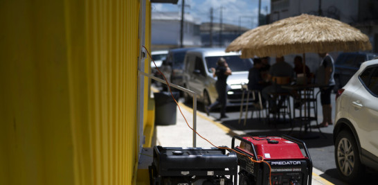 Los dueños de negocios recurren a sus generadores de energía para poder seguir trabajando durante un apagón en toda la isla, en San Juan, Puerto Rico, el jueves 7 de abril de 2022.

Foto: AP/Carlos Giusti