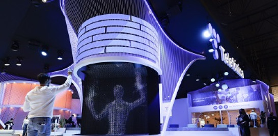 Un visitante interactúa con un holograma en el stand de Telefónica del Mobile World Congress de Barcelona (MWC), el pasado 3 de marzo. EFE/Quique García