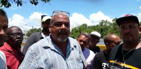 Conductores de la Asociación de Choferes de Sabana Perdida y Villa Mella protestan por retención de sus vehículos. Fotos: Yariel Ferreras / LD