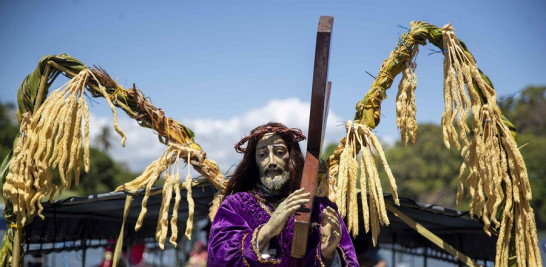 Imagen de Jesús cargando una cruz sobre una embarcación durante el tradicional Viacrucis. EFE/ Jorge Torres