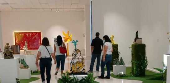 Visitantes observan obras de la artista Amaya Salazar en el Museo de Arte Moderno.  MAM