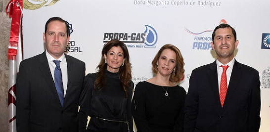 José Antonio Álvarez, Cecilia Carballo de Álvarez, Elaine de Herrera y Roberto Herrera.