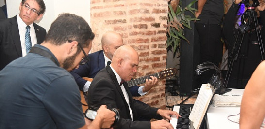 Amaury Sánchez deleita a los invitados con sus melodias en el piano.