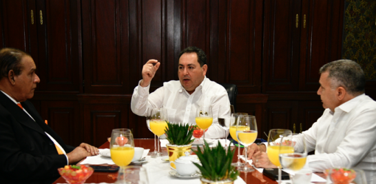 El doctor Mario Lama conversando con Miguel Franjul durante el Desayuno del Listín Diario.