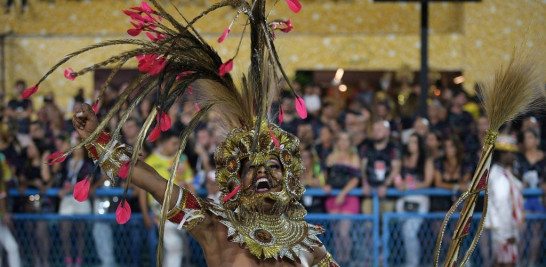 Un miembro de la escuela de samba Viradouro actúa durante la primera noche del desfile del Carnaval de Río en el Sambódromo Marques de Sapucai en Río de Janeiro, Brasil, el 22 de abril de 2022. Foto: Carl de Souza/AFP.