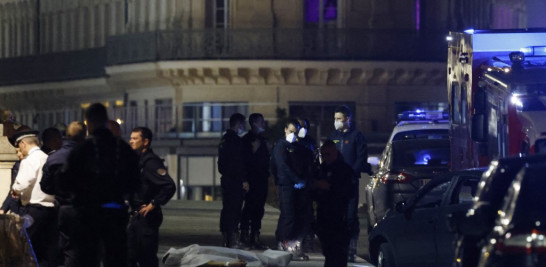 La policía investiga el lugar de un tiroteo en el que la policía disparó a dos personas en París el 25 de abril de 2022. Poco después de la medianoche del domingo por la noche, la policía abrió fuego contra un automóvil que se negó a detenerse en un puesto de control policial en el Pont Neuf en París. La policía dijo a la AFP que el automóvil circulaba contra el tráfico y aceleró hacia los agentes, que se vieron obligados a abrir fuego, según la misma fuente policial. Ludovico MARIN / AFP