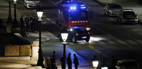 La policía investiga el lugar de un tiroteo en el que la policía disparó a dos personas (L) mientras conducían un automóvil (C) contra los oficiales en París el 25 de abril de 2022. Poco después de la medianoche del domingo por la noche, la policía abrió fuego contra un automóvil que se negó. parar en un puesto de control policial en el Pont Neuf en París. La policía dijo a la AFP que el automóvil circulaba contra el tráfico y aceleró hacia los agentes, que se vieron obligados a abrir fuego, según la misma fuente policial. Ludovico MARIN / AFP