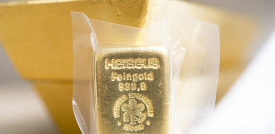 Lingote de oro protegido en plástico.  Foto: Coininvest