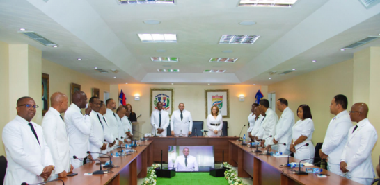 El alcalde Carlos Guzmán, de Santo Domingo Norte, y los regidores de la Sala Capitular. FUENTE EXTERNA