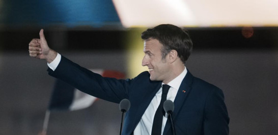 El presidente francés, Emmanuel Macron, celebra con simpatizantes frente a la Torre Eiffel París, Francia, el domingo 24 de abril de 2022. Las agencias de encuestas proyectaron que el presidente francés, Emmanuel Macron, ganó cómodamente la reelección el domingo en la segunda vuelta presidencial, ofreciendo tranquilidad a los votantes franceses y a la Unión Europea. de estabilidad de liderazgo en la única potencia con armas nucleares del bloque mientras el continente lidia con la invasión rusa de Ucrania. (Foto AP/Rafael Yaghobzadeh)