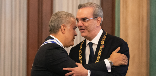 Los presidentes de Colombia, Iván Duque, y de República Dominicana, Luis Abinader, se impusieron condecoraciones mutuamente, durante los actos oficiales realizados ayer en el Palacio Nacional. AFP/