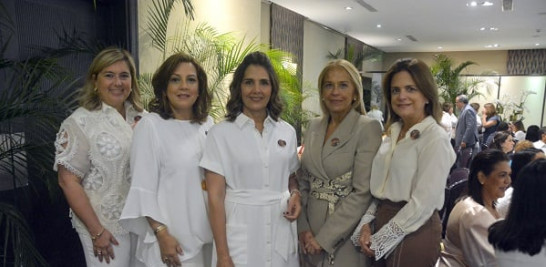 Wendy de Marchena, Marua de Bonetti, Patricia lvarez, Carmen Bisonó y Lourdes Bisonó.