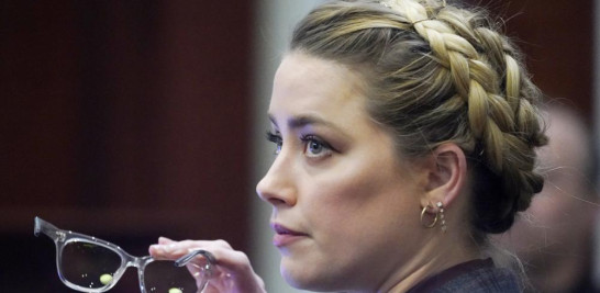La actriz Amber Heard escucha en el Tribunal de Circuito del Condado de Fairfax, el lunes 2 de mayo de 2022 en Fairfax, Virginia. (Foto AP/Steve Helber, Pool).