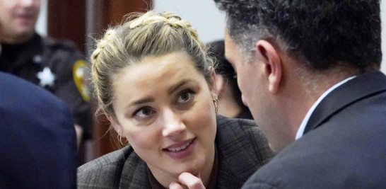 La actriz Amber Heard habla con su abogado durante un receso en el Tribunal de Circuito del Condado de Fairfax, el lunes 2 de mayo de 2022 en Fairfax, Virginia. (Foto AP/Steve Helber, Pool).