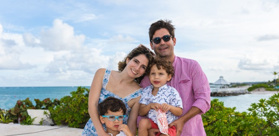 Nicolle Rizik y Javier Batista junto a sus hijos