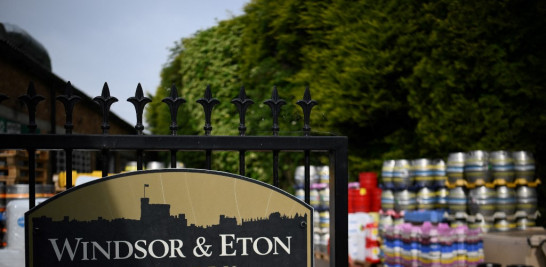 La cervecería Windsor & Eton ha creado la cerveza Castle Hill, especialmente para conmemorar los 70 años en el trono de la reina Isabel II de Gran Bretaña. Foto: Daniel Leal/AFP.