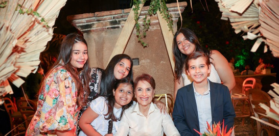 Lucía Amelia Cabral junto a sus nietos.