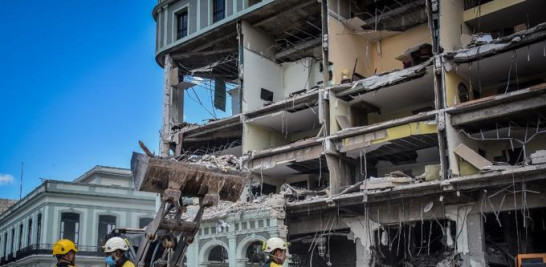 Rescatistas retiran escombros de las ruinas del Hotel Saratoga, en La Habana, el 8 de mayo de 2022. El número de muertos por una explosión accidental en un hotel de lujo en el centro de La Habana aumentó a 30 el domingo, dijeron las autoridades, mientras los bomberos continuaban revisando los escombros. ADALBERTO ROQUE / AFP