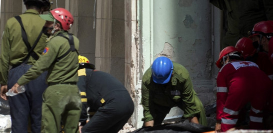 Rescatistas retiran un cuerpo de las ruinas del Hotel Saratoga, en La Habana, el 7 de mayo de 2022. Los rescatistas revisaron lo que quedaba de un hotel de lujo en La Habana el sábado, mientras el número de muertos tras una poderosa explosión debido a una supuesta fuga de gas subió a 26, dijeron las autoridades. YAMIL LAGE / AFP