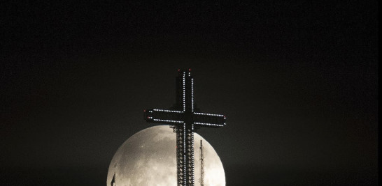 La luna se ve durante un eclipse lunar total en Skopje (Macedonia). Robert ATANASOVSKI / AFP