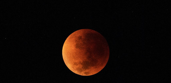 La luna de sangre se ve durante un eclipse lunar total en Río de Janeiro, Brasil. CARL DE SOUZA / AFP
